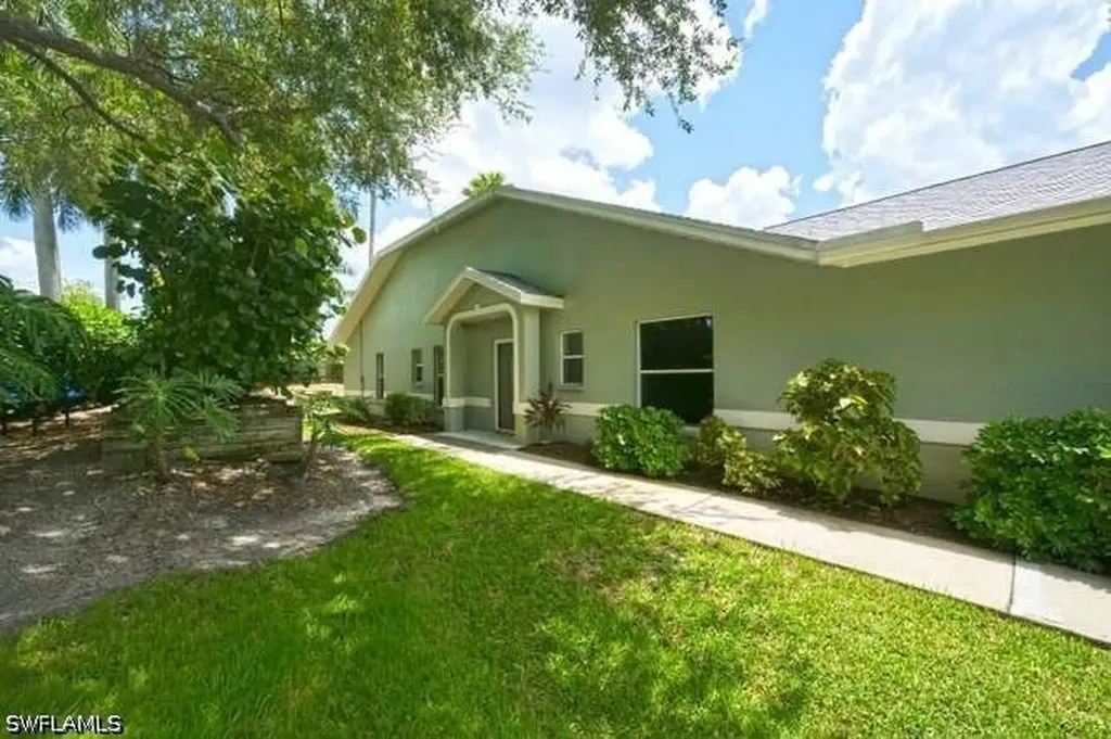 1660 Royal Circle Naples FL 34112