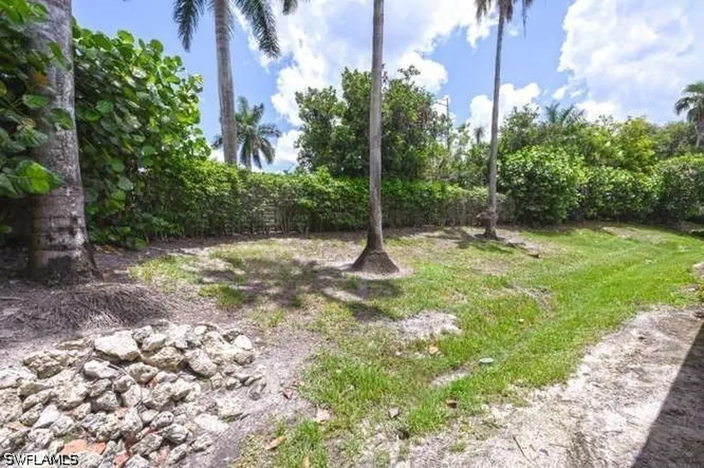1660 Royal Circle Naples FL 34112