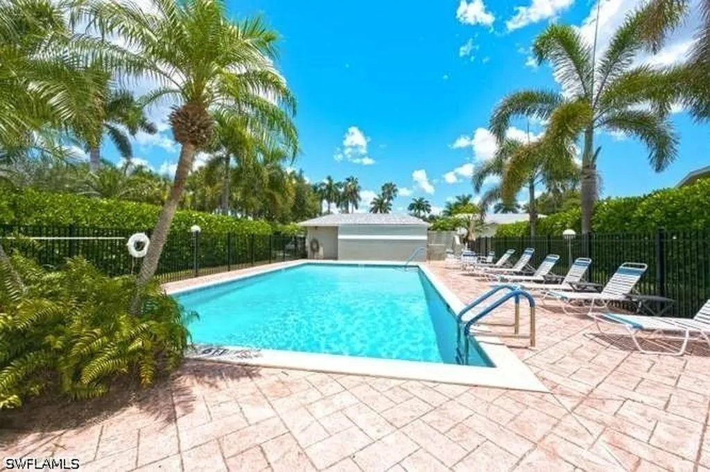 1660 Royal Circle Naples FL 34112