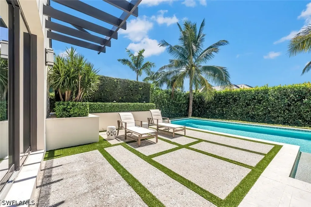 556 17th Avenue S Naples FL 34102