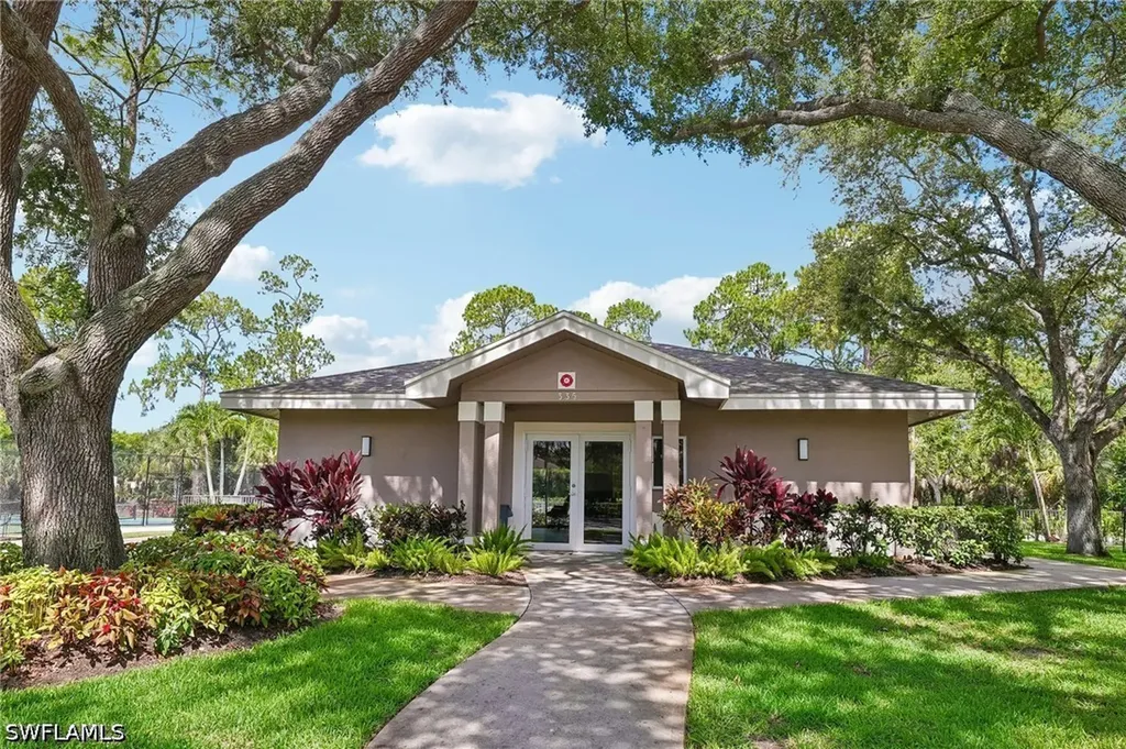 349 Dover Place Naples FL 34104
