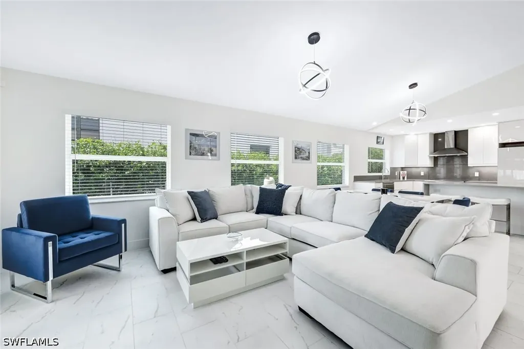 596 105th Avenue N Naples FL 34108
