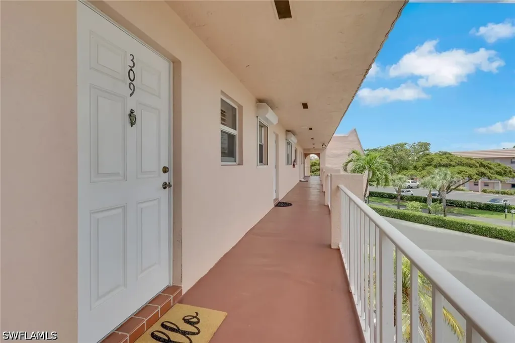 Naples FL, 170 Turtle Lake Court, Unit 309