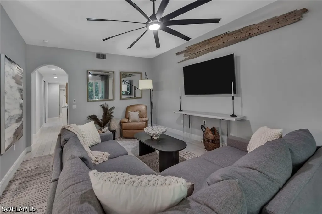575 El Camino Real Naples FL 34119