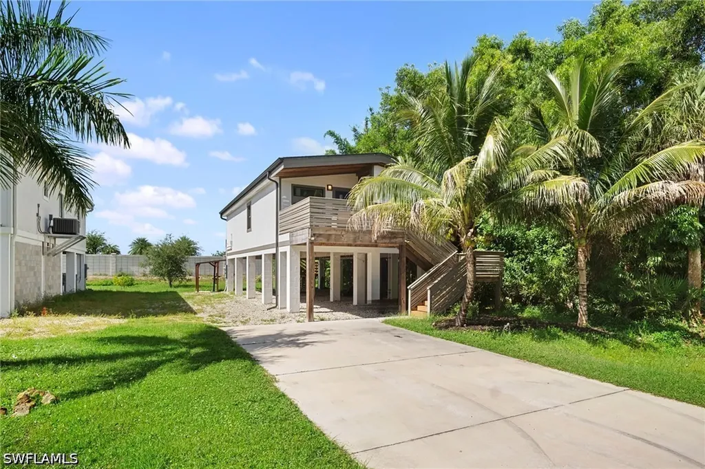 3260 Woodside Avenue Naples FL 34112