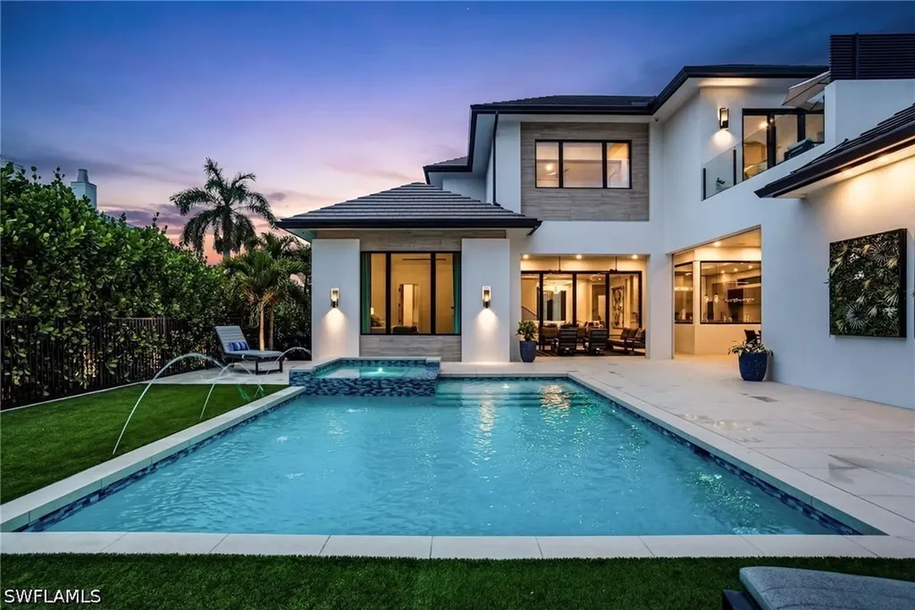 Naples FL, 264 8TH Avenue S