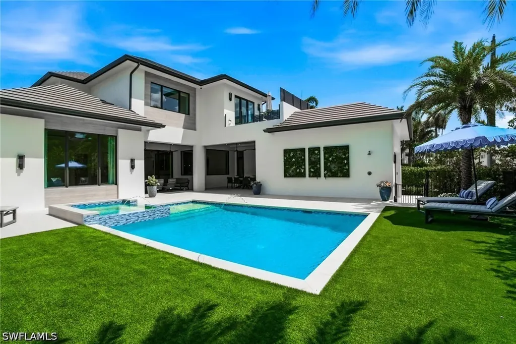 264 8th Avenue S Naples FL 34102