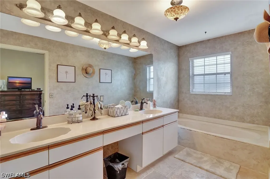 2103 Tama Circle Naples FL 34112
