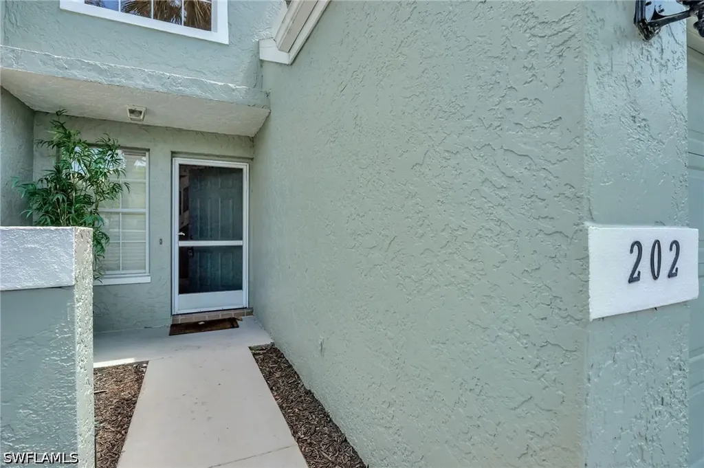 2103 Tama Circle Naples FL 34112