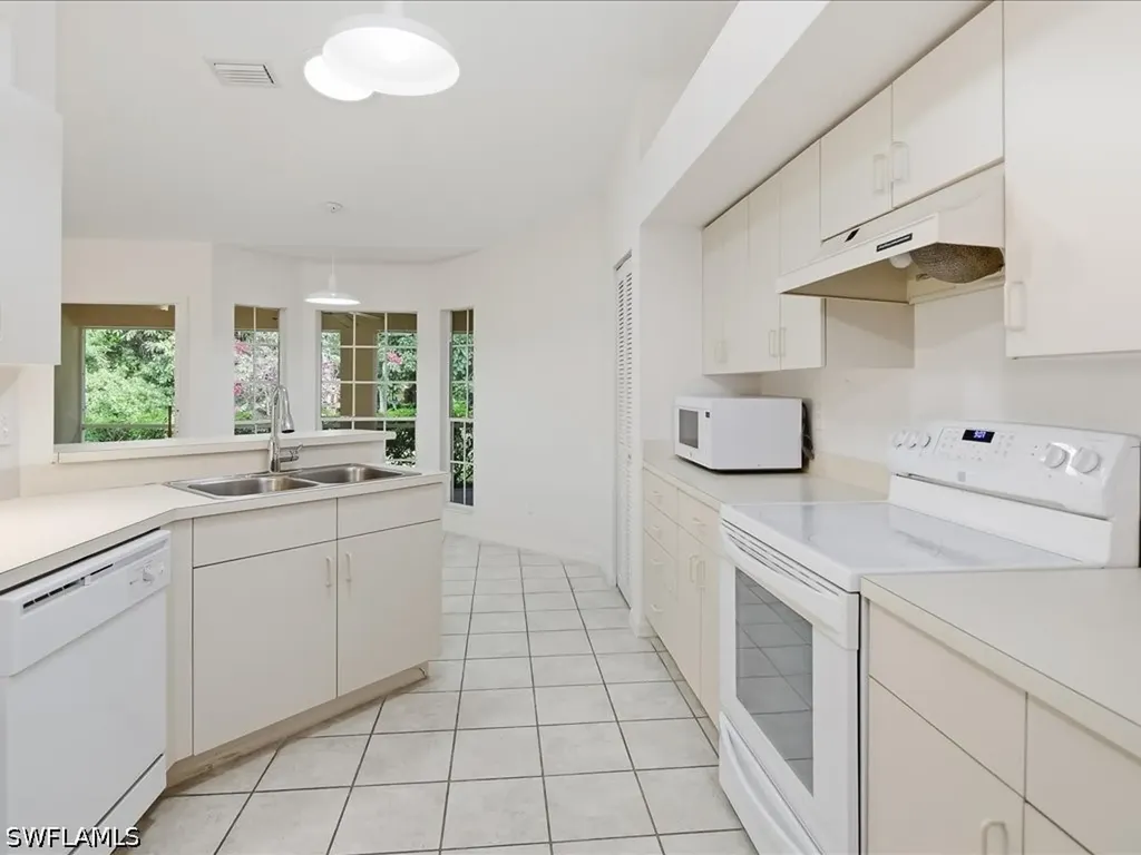 2305 Piccadilly Circus Naples FL 34112