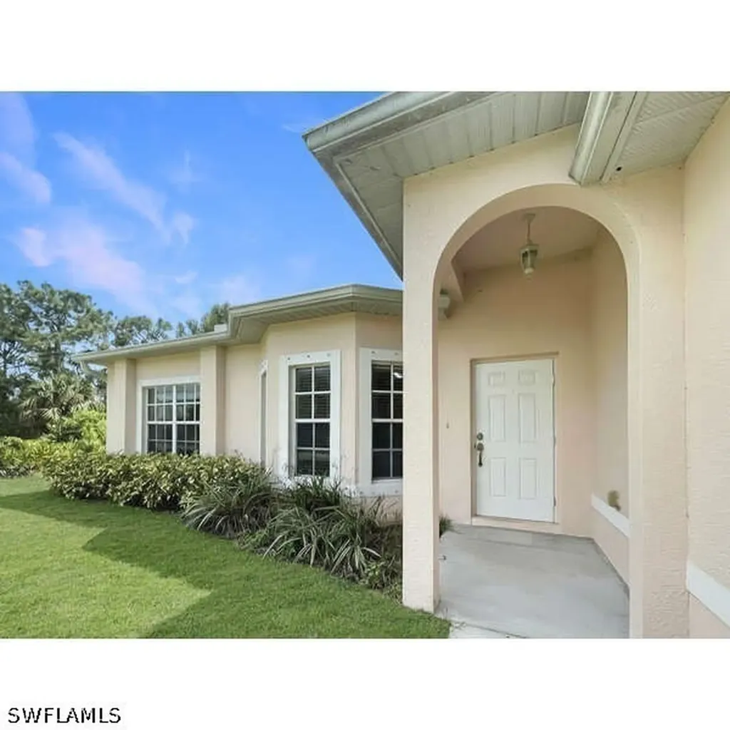 1252 Delores Street E Lehigh Acres FL 33974
