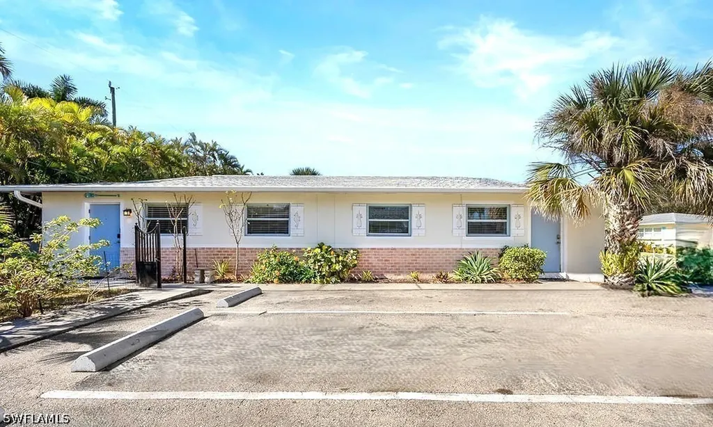 1780 Smugglers Cove Naples FL 34112