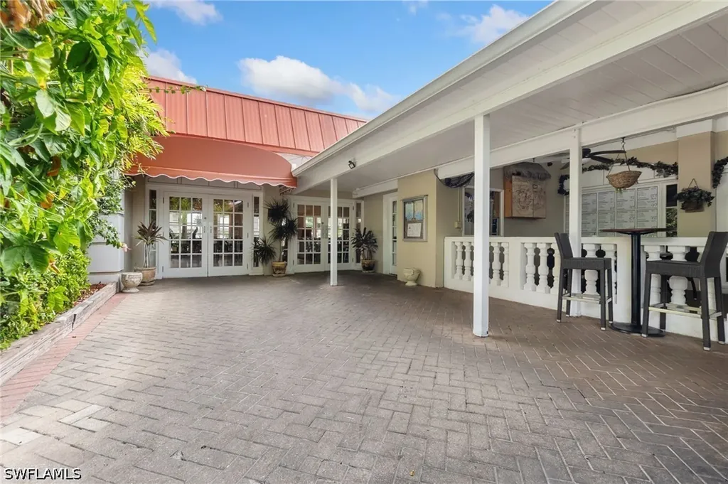 2555 Tamiami Trail N Naples FL 34103