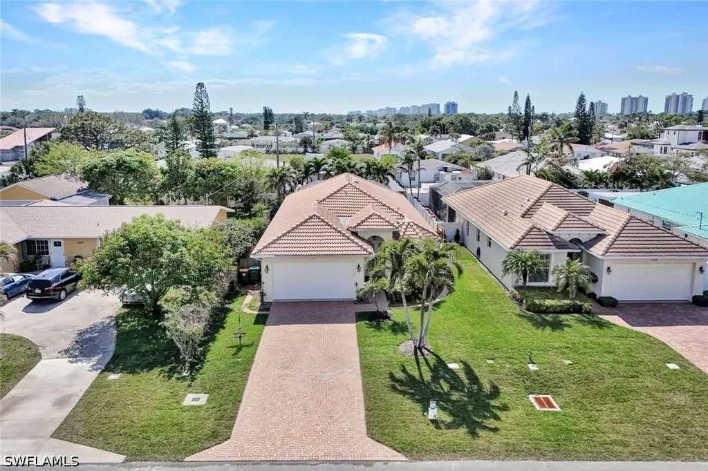 684 98th Avenue N Naples FL 34108