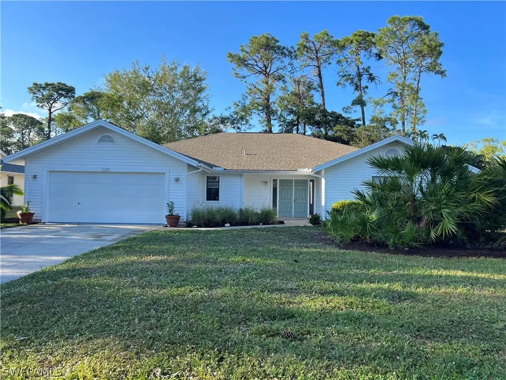 2251 Queens Way E Naples FL 34112