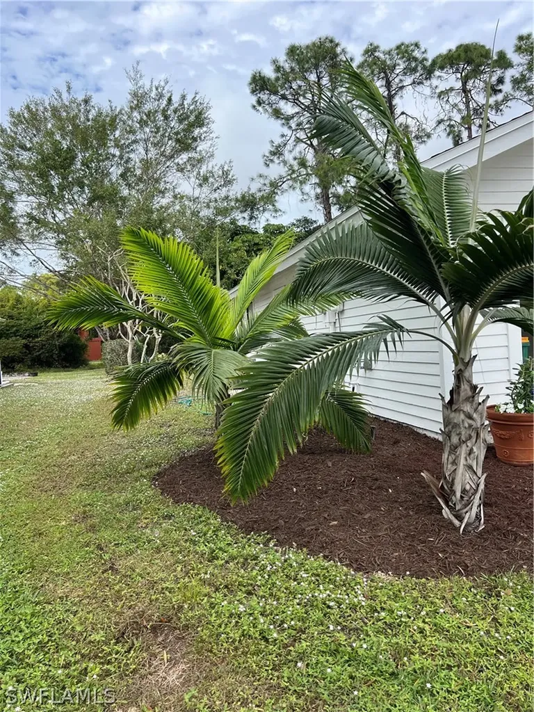 2251 Queens Way E Naples FL 34112