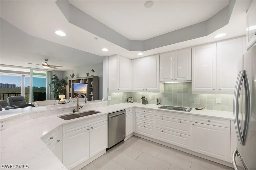 425 Cove Tower Drive Naples FL 34110