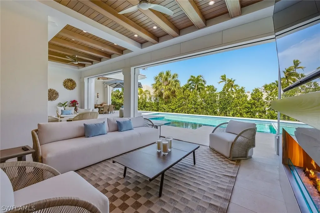 529 Neapolitan Way Naples FL 34103