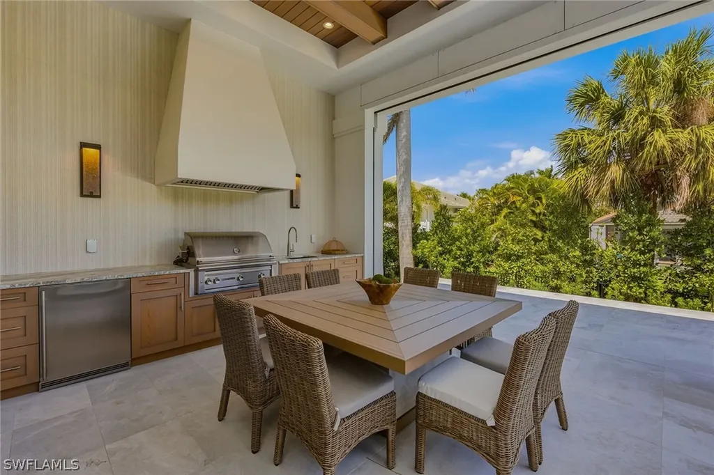 529 Neapolitan Way Naples FL 34103