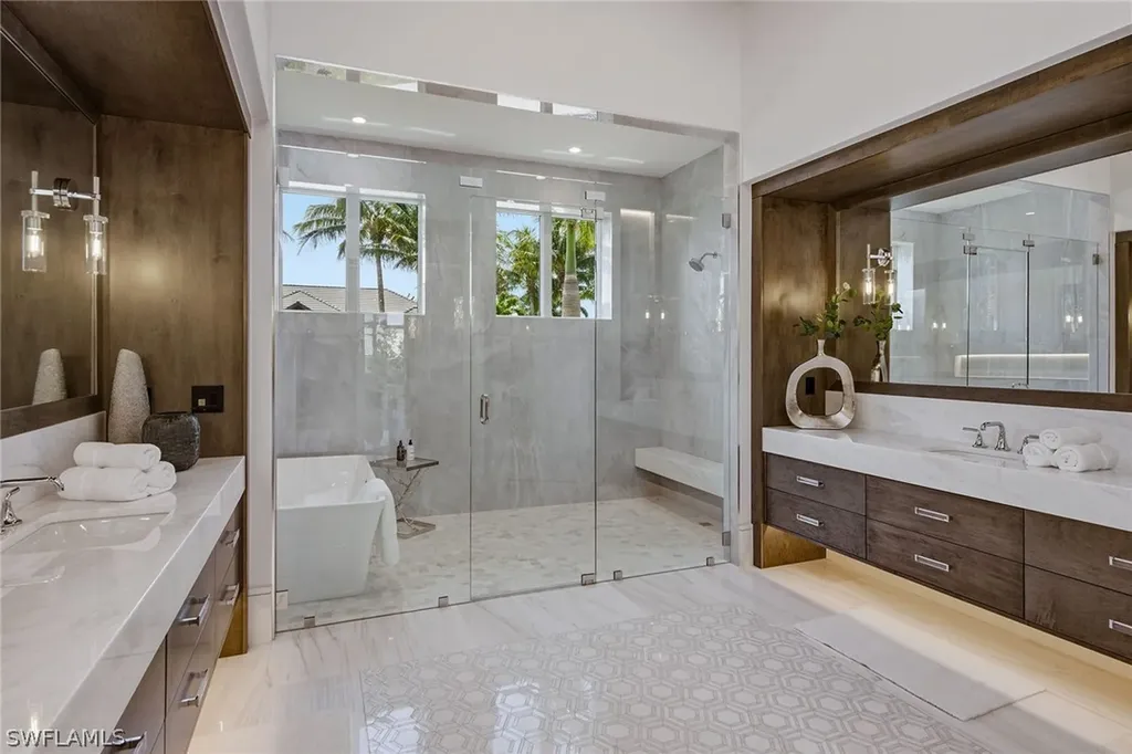 529 Neapolitan Way Naples FL 34103