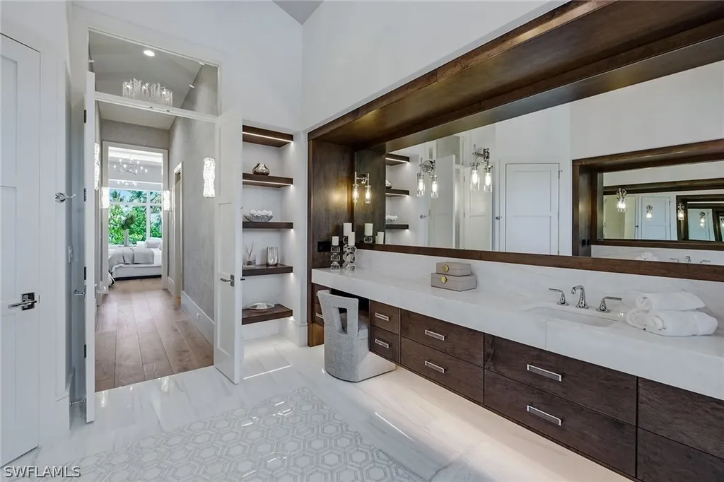 529 Neapolitan Way Naples FL 34103