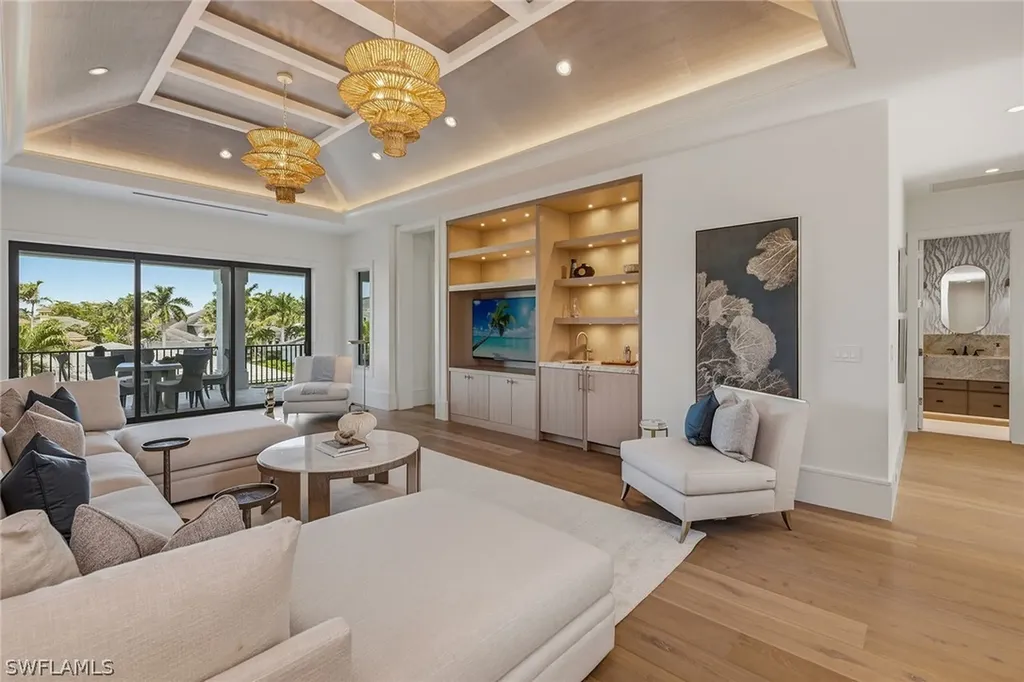 529 Neapolitan Way Naples FL 34103