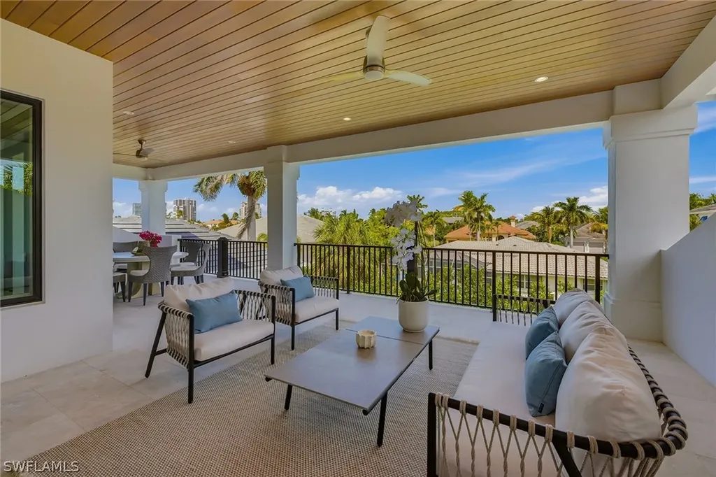 529 Neapolitan Way Naples FL 34103