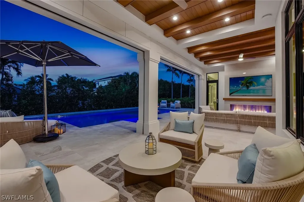 529 Neapolitan Way Naples FL 34103