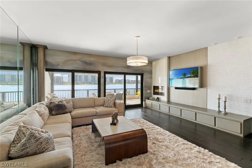 406 La Peninsula Boulevard Naples FL 34113