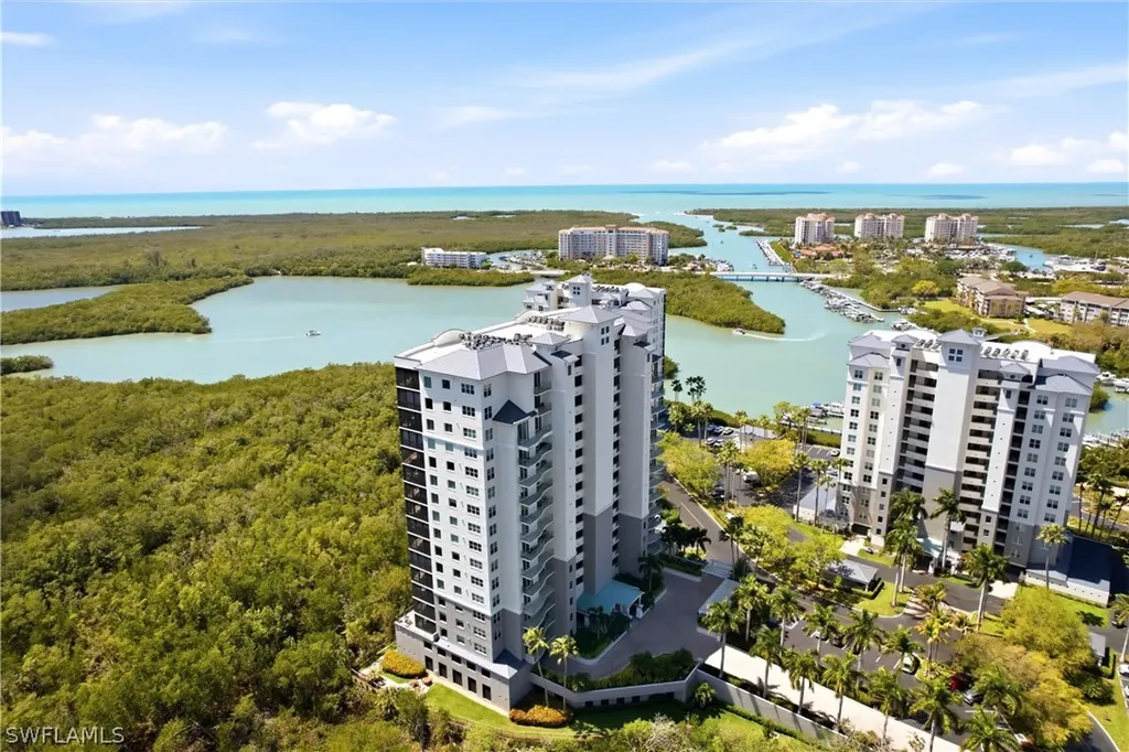 425 Cove Tower Drive Naples FL 34110