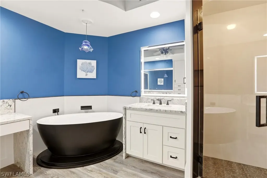 425 Cove Tower Drive Naples FL 34110