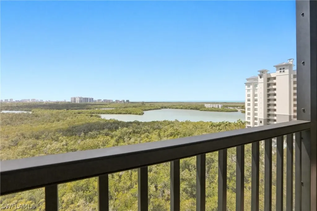 425 Cove Tower Drive Naples FL 34110