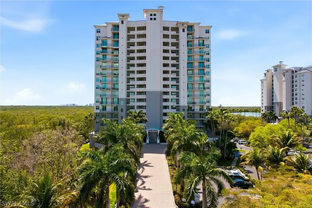 425 Cove Tower Drive Naples FL 34110