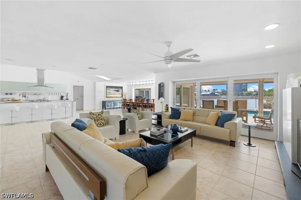 319 Pirates Bight Naples FL 34103