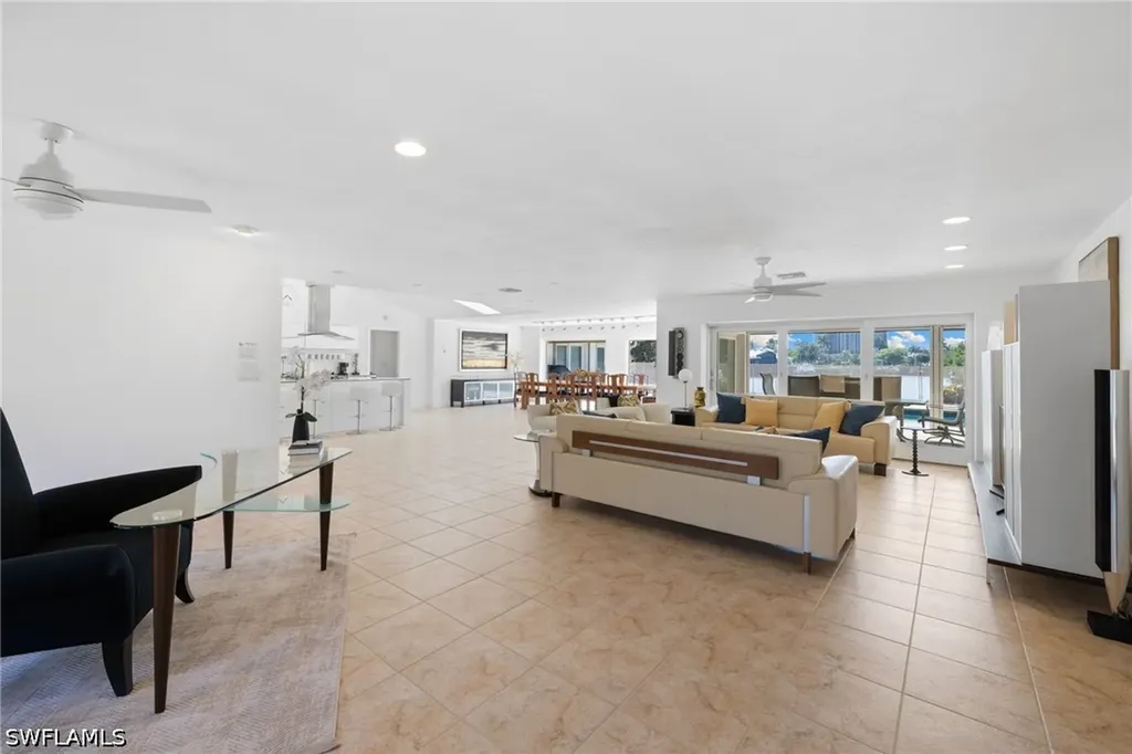 319 Pirates Bight Naples FL 34103