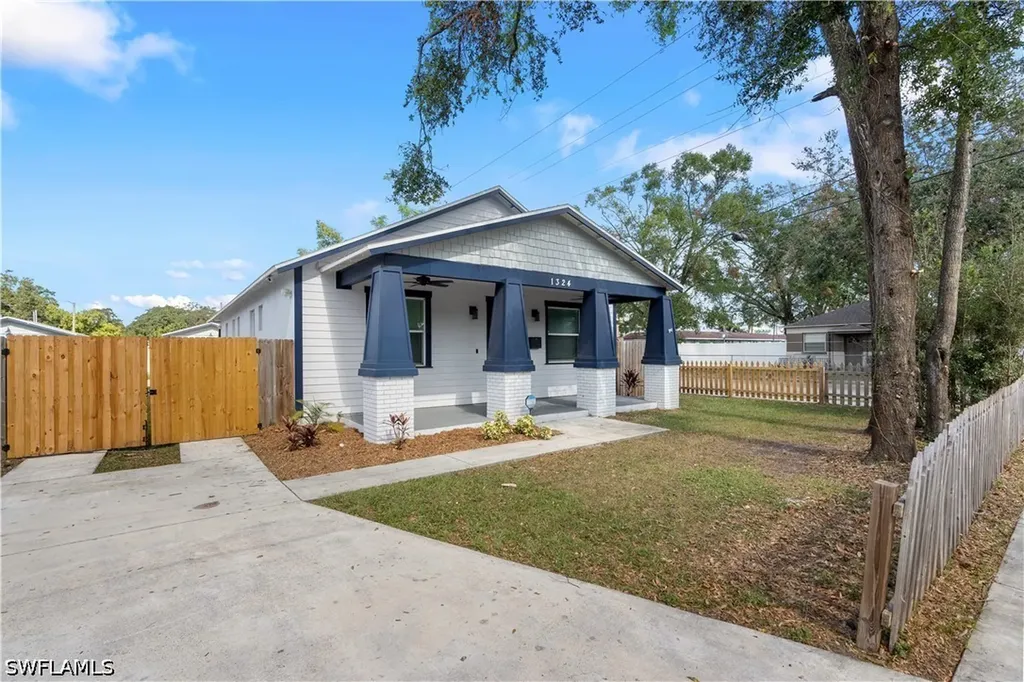 1324 E Giddens Avenue Tampa FL 33603