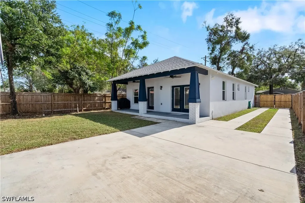 1324 E Giddens Avenue Tampa FL 33603