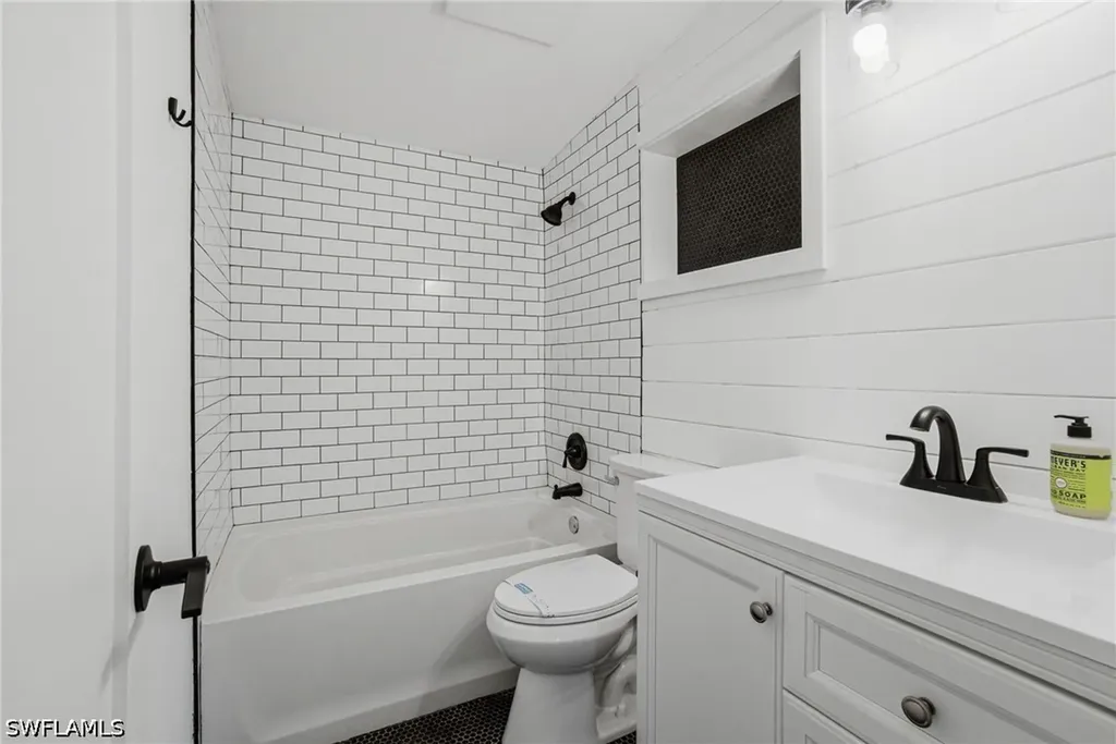 2300 Estey Avenue Naples FL 34104