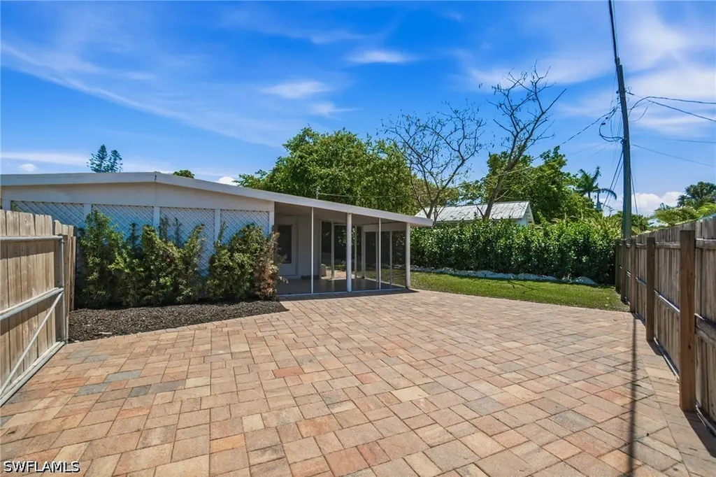 2300 Estey Avenue Naples FL 34104