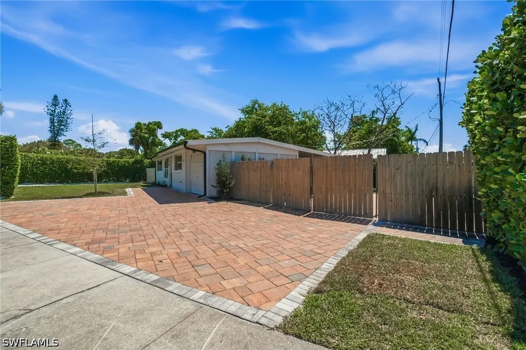 2300 Estey Avenue Naples FL 34104