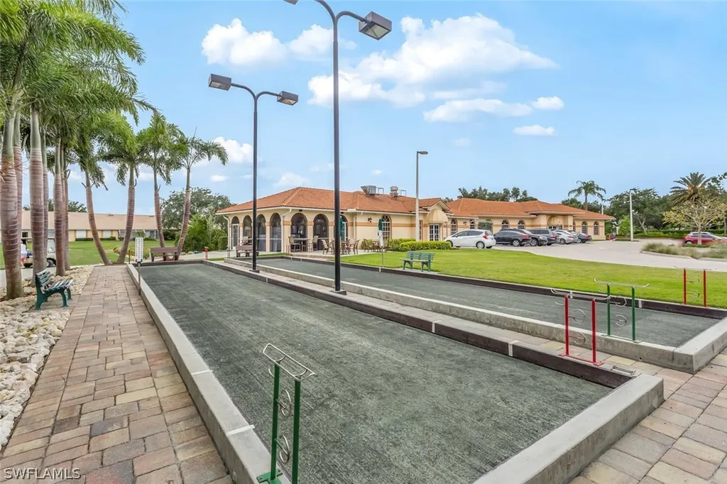 725 Saratoga Circle Naples FL 34104