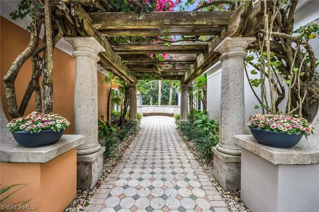 645 Via Mezner Naples FL 34108