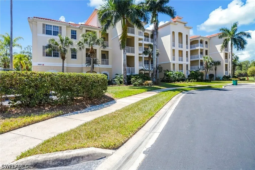 Naples FL, 4884 Hampshire Court, Unit 203