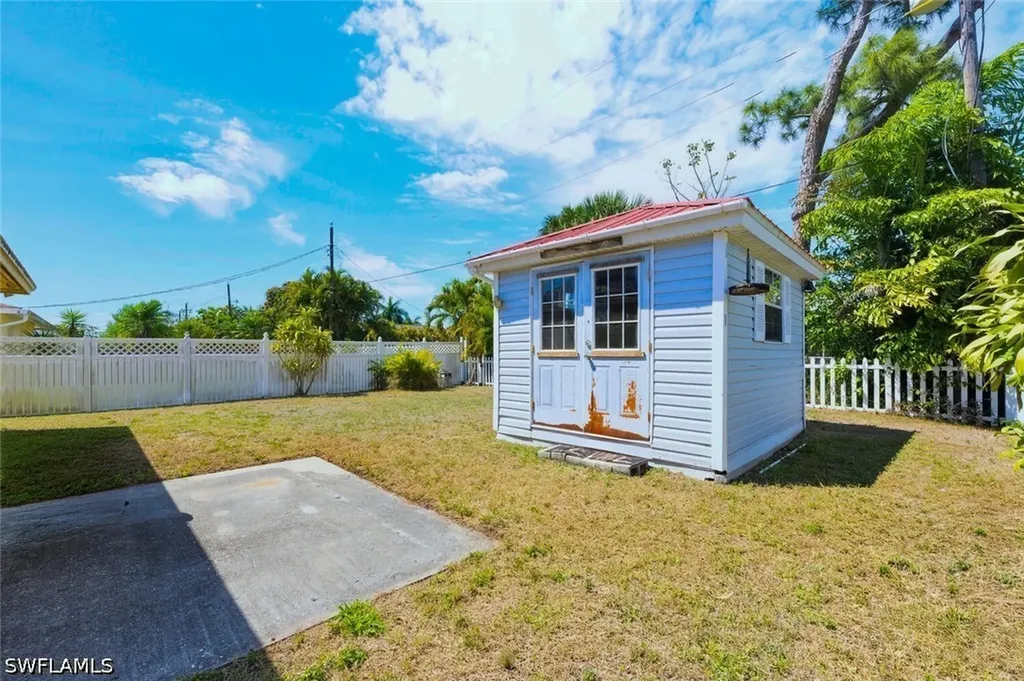 819 98th Avenue N Naples FL 34108
