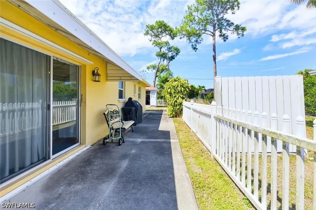 819 98th Avenue N Naples FL 34108