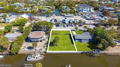 2754 Bayview Drive Naples FL 34112