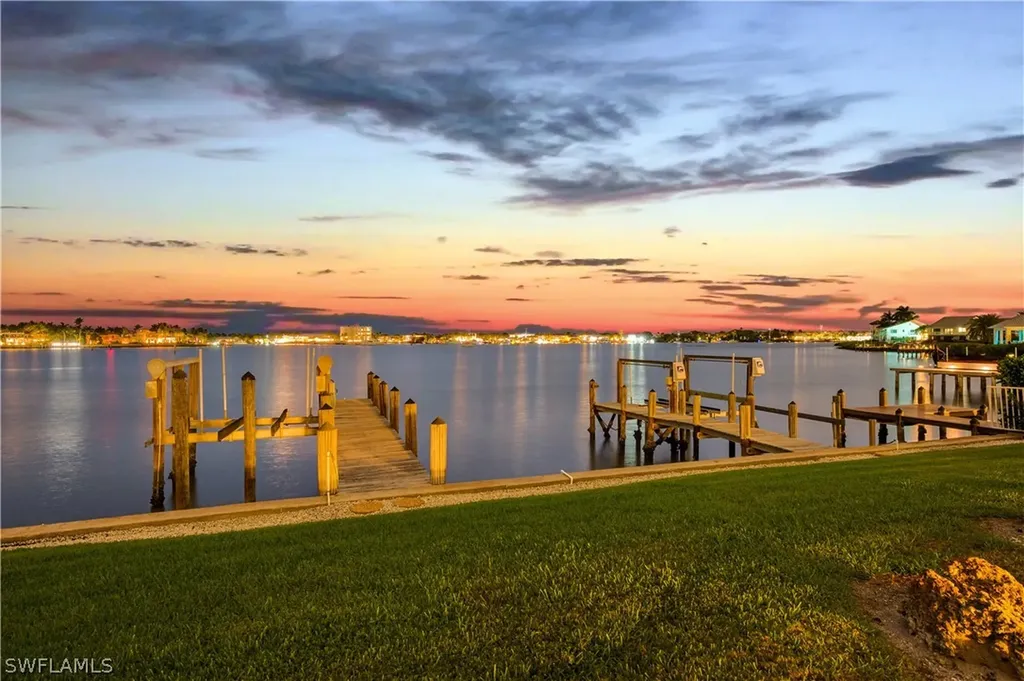 1535 Dolphin Lane Naples FL 34102
