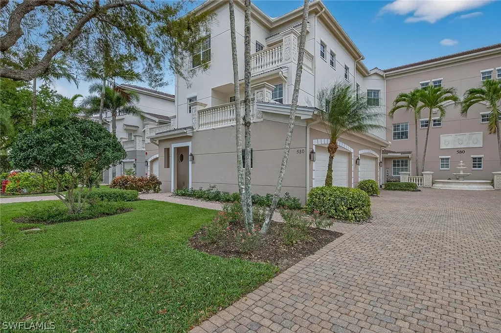 Naples FL, 580 Avellino Isle Circle, Unit 201