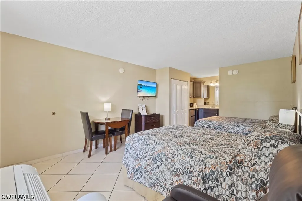 2555 Tamiami Trail N Naples FL 34103
