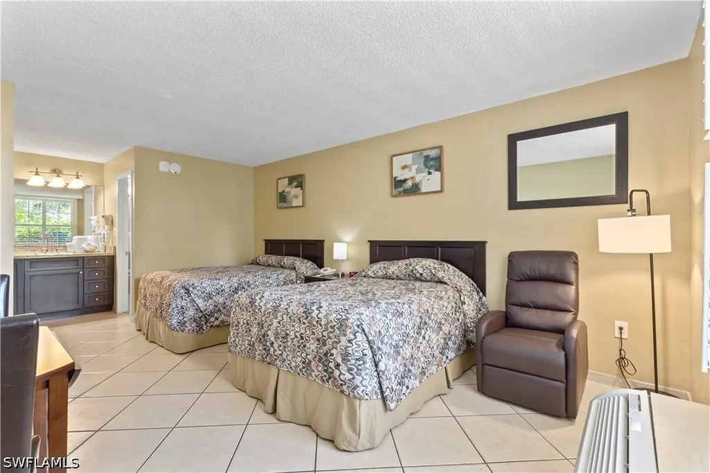 2555 Tamiami Trail N Naples FL 34103